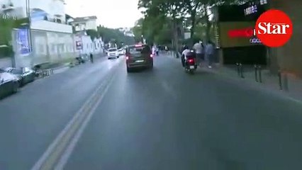 Turist kadına hafifçe çarptı, arkasına bile bakmadan devam etti