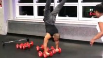 Ce bodybuildeur fait des acrobaties incroyables en salle de sport