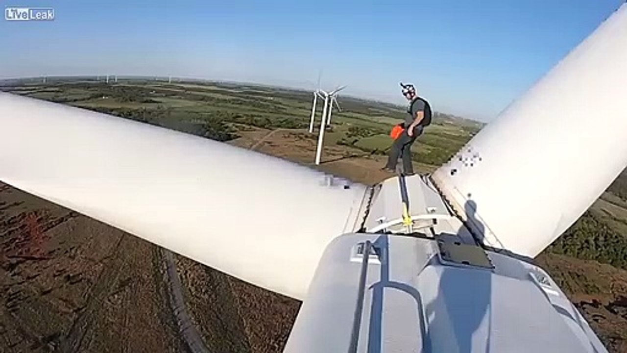 Il saute en Base Jump depuis une éolienne... Vertigineux