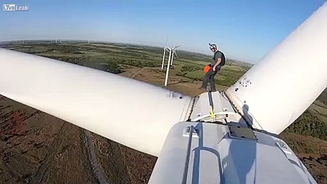 Il saute en Base Jump depuis une éolienne... Vertigineux