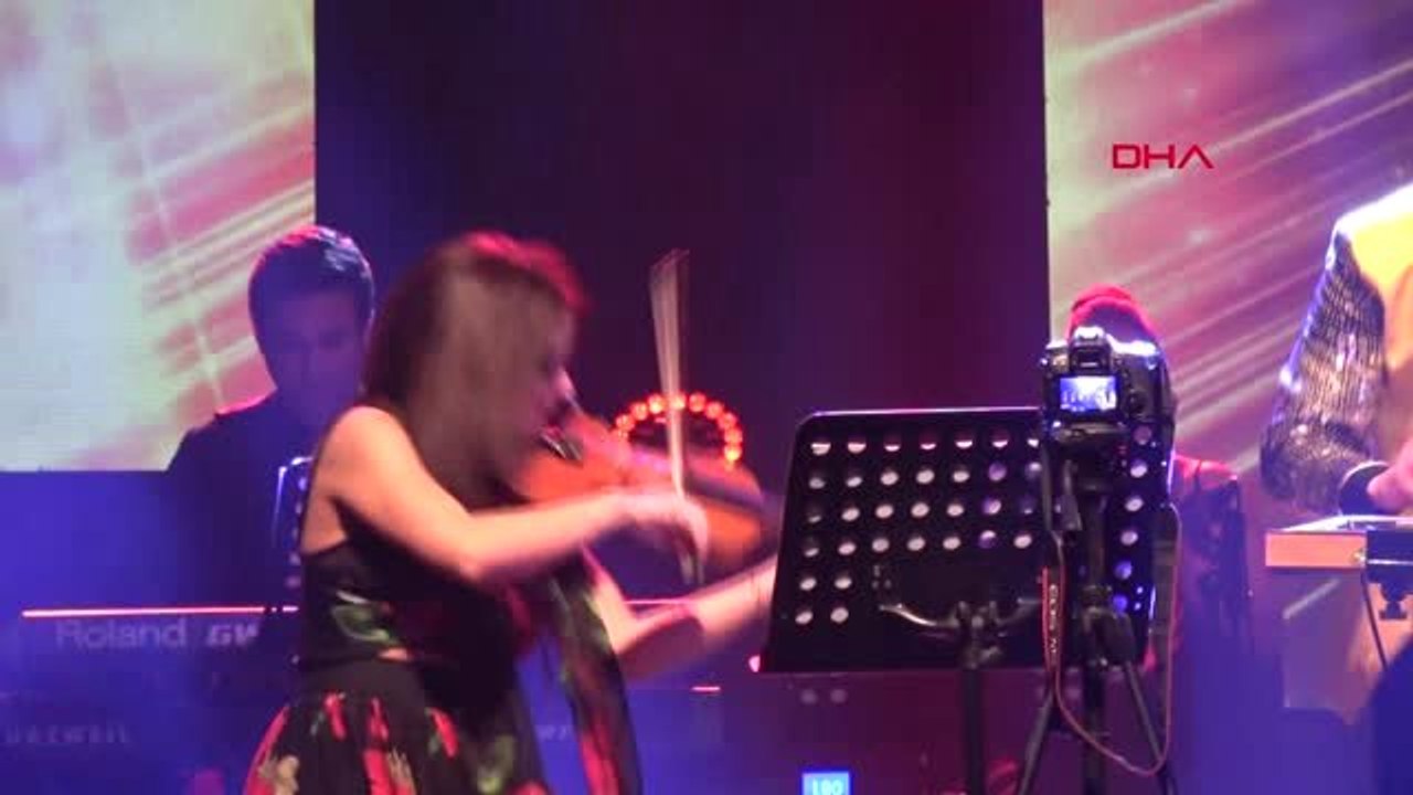 Mersin Lübnanlı Ünlü Kemancı ile Türk Kanun Virtüözünün Performansı Alkış Aldı