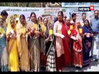 मजदूरों का पैसा लेकर भागे आरोपी के खिलाफ कलेक्टर कार्यालय के बाहर प्रदर्शन