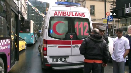 Şişli’de motosikletli kurye yayaya çarptı