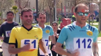 - Kadın ve erkek postacılar  kıyasıya yarıştı