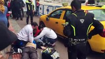Direksiyon başında seyir halindeyken kalp krizi geçiren taksici önce bariyere ardından kadına çarptı
