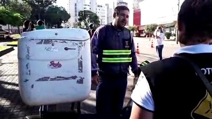 Cettrans faz entrega de colete com faixa refletiva para motociclistas