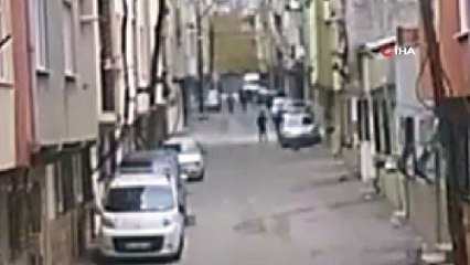 Küçük çocuğun cep telefonunu çalan kapkaççılar kamerada