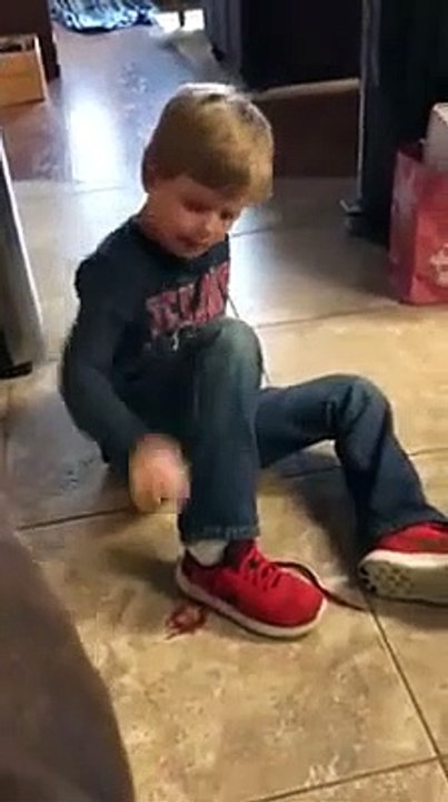 Cet enfant nous montre une astuce incroyable pour faire ses lacets