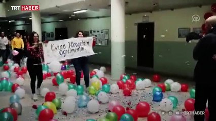 Kanseri yenen öğretmenlerini konfetilerle karşıladılar