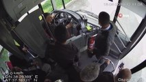 Minibüs şoförü ile yolcu arasındaki yumruklu kavga kamerada