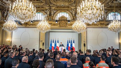 Fiori per Notre-Dame, onori per i Vigili del Fuoco