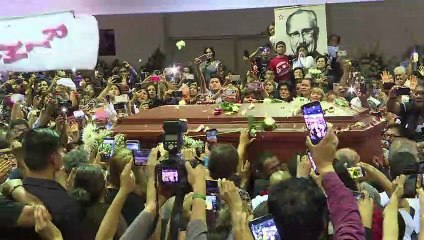 Des Péruviens rendent hommage à l'ex-président Garcia