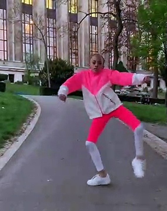La talentueuse danseuse de 11 ans a encore frappé. Regardez !