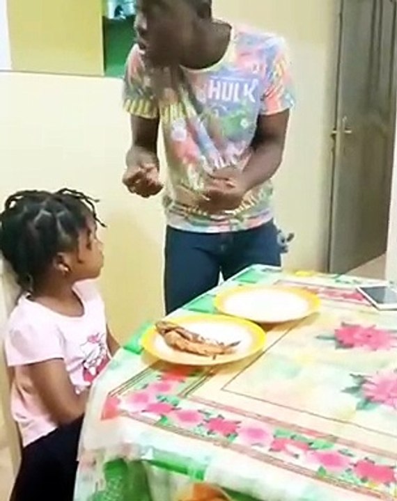 Voici comment on apprend à un enfant à bien manger. Essayez de ne pas rigoler !