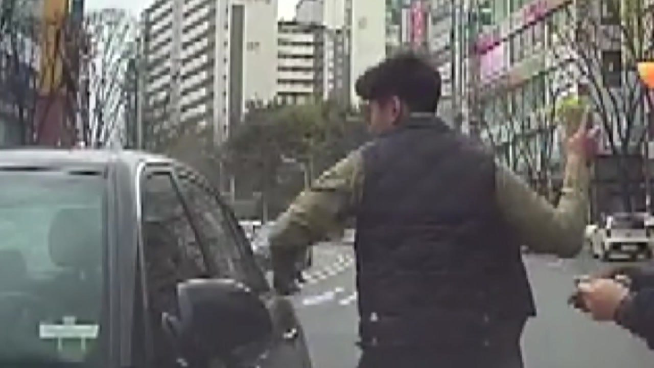 벽돌에 망치까지...의식 잃은 운전자 구해낸 시민 / YTN