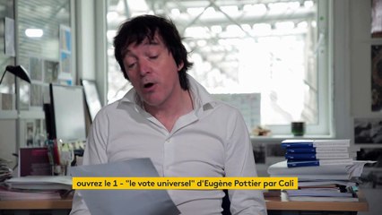 Le chanteur Cali lit le texte de la chanson "Le Vote universel " d'Eugène Pottier