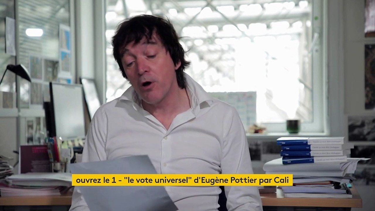 Le chanteur Cali lit le texte de la chanson "Le Vote universel " d'Eugène Pottier