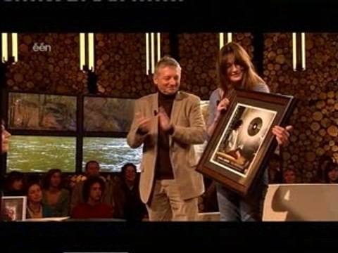 Carla Bruni sings those dancing days are gone