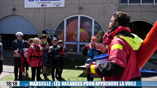 Les jeunes Marseillais apprennent à faire de la voile pendant les vacances