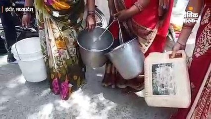 पानी की समस्या को लेकर पूर्वी क्षेत्र में लोगों ने किया प्रदर्शन, बैनर में लिखा - जल नहीं तो वोट नहीं