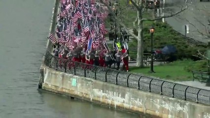 Incendie de Notre-Dame : les pompiers de New York défilent en hommage aux pompiers de Paris