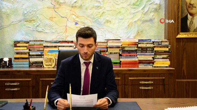 MHP’li Belediye Başkanı Karagöl, devraldığı borç durumunu gösteren afişi belediye binasına astırdı