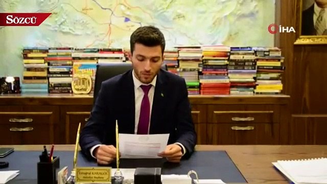 Devraldığı borç durumunu gösteren afişi belediye binasına astırdı