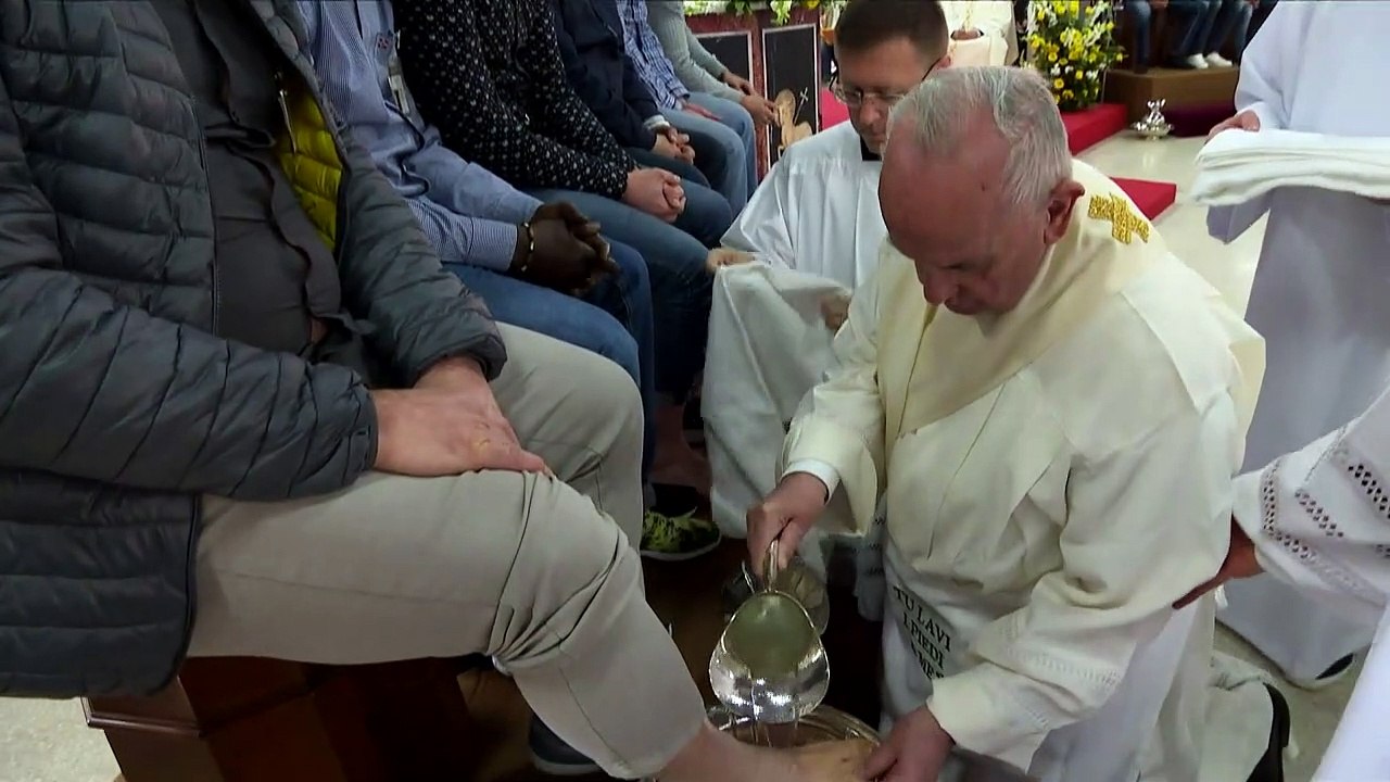Papst wäscht Häftlingen die Füße