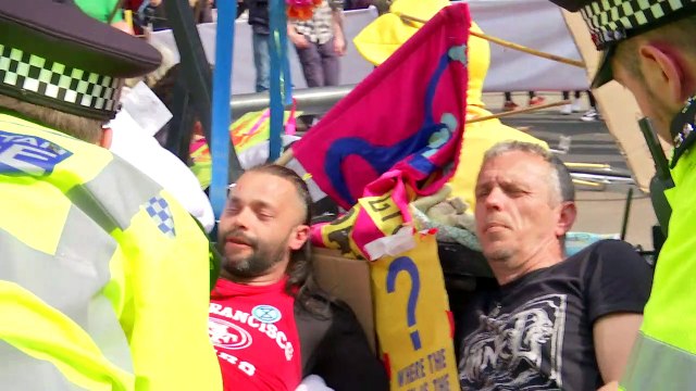 Police arrest climate protesters in Oxford Circus