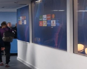 لقطة :كرة قدم: ستيرلينغ وفيرناندينيو يرفضان الحديث مع وسائل الإعلام بعد الخروج من دوري الأبطال