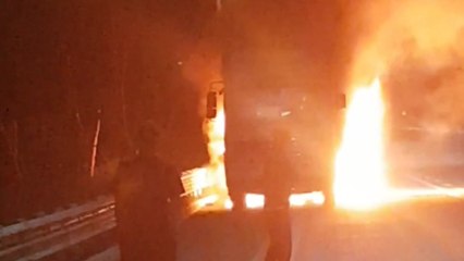 고속도로 달리던 화물차 과열로 화재..."인명 피해 없어" / YTN