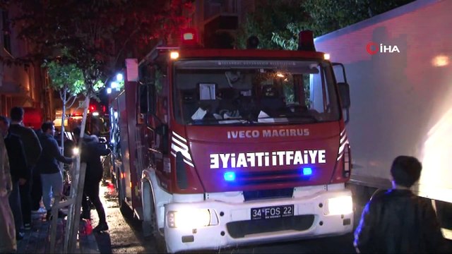 Yangın ortasında kalan anne kedi ve yavrularının imdadına itfaiye yetişti