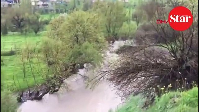 Cipin çaya devrilme anı güvenlik kamerasında