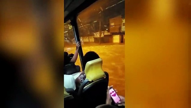 Un bus transporte des passagers à travers une rivière en crue !