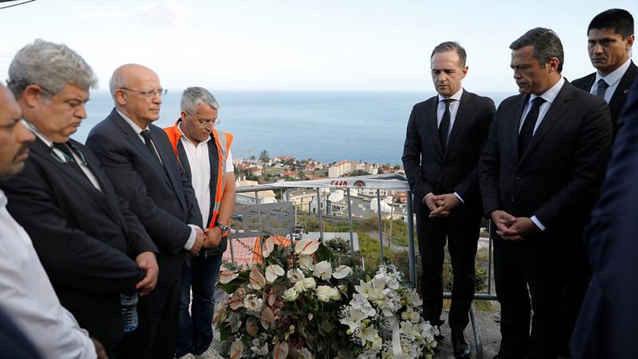 Der deutsche Außenminister Heiko Maas besucht die Unfallstelle in Madeira