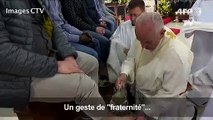 Jeudi Saint: le pape lave les pieds de douze détenus
