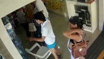 Vídeo mostra mulheres furtando celular em loja