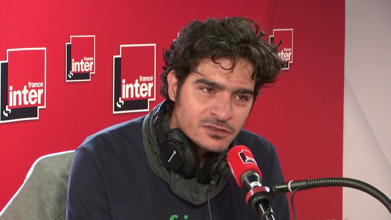 Albert Moukheiber explique comment le "nudge" sert à changer le comportement des gens : "On envoie un courrier aux médecins qui prescrivent plus d'antibiotiques que la moyenne, ce qui leur fait baisser les prescriptions car ils veulent être dans la norme"