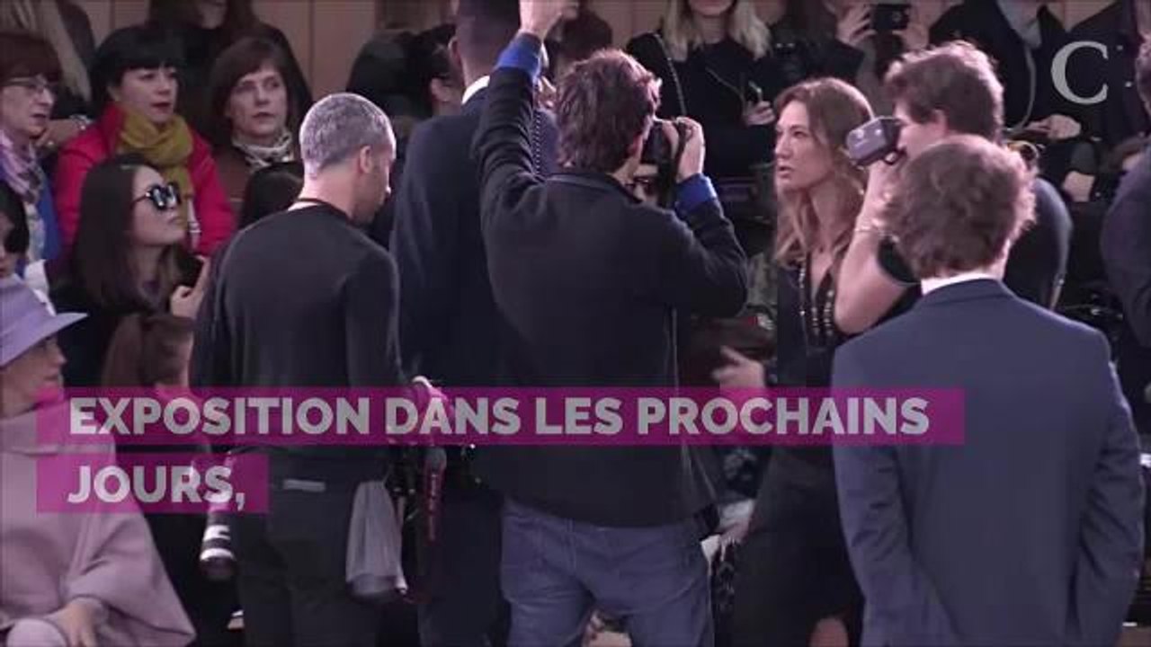 Quand Laura Smet visite "incognito" une exposition consacrée à son père Johnny