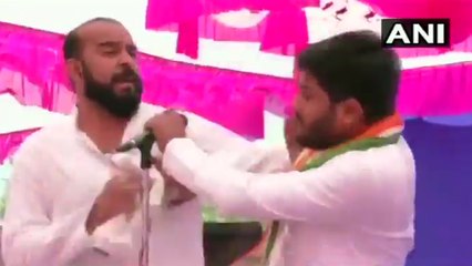 गुजरात के सुरेंद्र नगर में मंच पर एक शख्स ने हार्दिक पटेल को थप्पड़ मारा