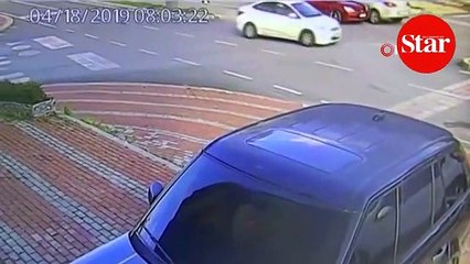 Karıştığı kazanın şokuyla gaz yerine frene basınca ikinci kazaya sebep oldu...O anlar kamerada