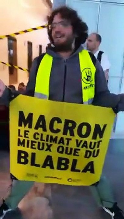 Climat : des militants bloquent plusieurs tours, dont celles de Total et d’EDF, à la Défense