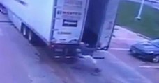 Un homme se fait mettre K.O par la porte de son camion