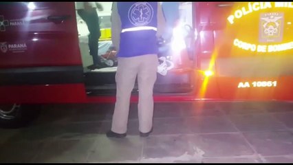 Jovem leva garrafada na cabeça