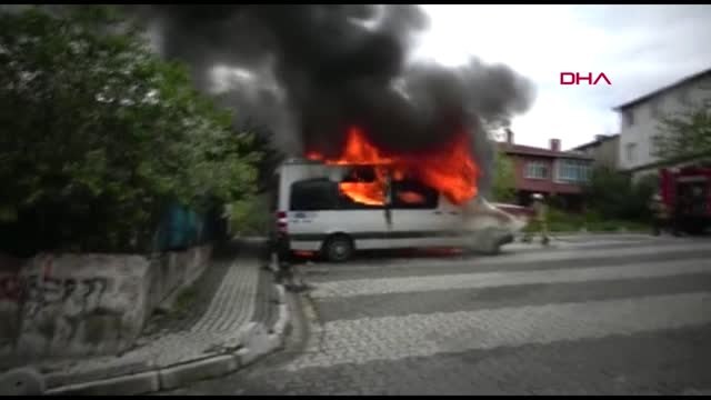 İstanbul- İçerenköy'de Park Halinde Bulunan İki Servis Aracı ile Bir Otomobilde Yangın