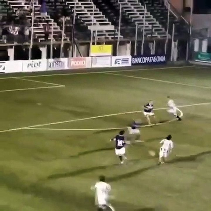 Un attaquant fait une feinte sans toucher le ballon pour marquer un but