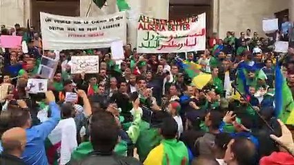 الجزائريون ينزلون إلى الشارع للجمعة التاسعة على التوالي