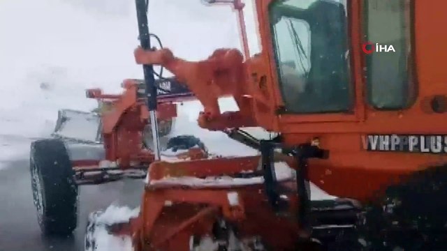 Karda kayan tır 3 bin rakımlı Katapet Geçidi'nde yolu kapattı