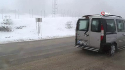 Baharda gelen kar yağışı sürücülere zor anlar yaşattı