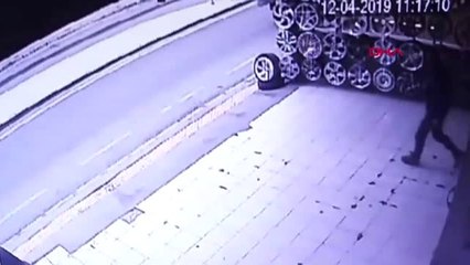 İzmir Önce Yola Atladı, Kamyonetin Çarpmasından Son Anda Kurtuldu